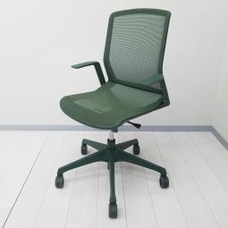【究極の軽さ！シンプルな機構と優れたデザインの軽快なオフィスチェア！】■オカムラ(okamura)製　シナーラ(CYNARA)チェア　 肘付き　ローバックチェア　■背・座面メッシュ　■固定肘　■ダークグリーン　【弊社使用欄：A01095476】