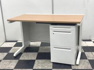 【ワイヤリング機能が充実！清潔感のあるホワイトカラーにおしゃれなナチュラル天板の平机＋ワゴンセット！】■オカムラ(okamura)製　アドバンス(ADVANCE)シリーズ　平机　幅1100mm　　■天板:ネオウッドミディアム / 本体:ホワイト※ワゴンは在庫状況によって変動致します。