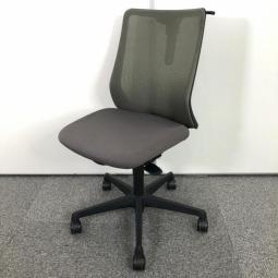 【背中を立体的に包み込む！】【シルフィの座り心地を低コストで再現！】■オカムラ（okamura）製　フルーエントチェア　ローバック　■肘無し　■コートハンガー付　■ミディアムグレー　オフィスバスターズ