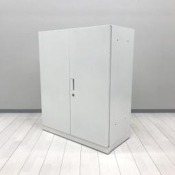 【書類の収納スペースを増やしたい方に！収納力抜群な観音開きタイプのキャビネット】■コクヨ（KOKUYO）製　インベントシリーズ　両開き書庫　ローキャビネット　W900×D450×H1110　■シリンダー錠　■ホワイト　【弊社使用欄：A01096863】【SH】