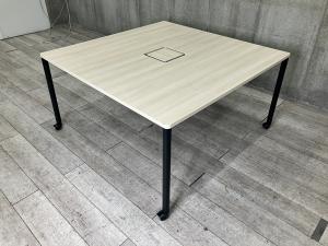 【在庫入替セール品！（本在庫限定価格）】【シンプルで洗練されたデザインが特徴のミーティングテーブル・ワークテーブル！】■オカムラ（okamura）製　アプションフリー（aption Free）　W1400×D1400×H720mm　■配線カバー・キャスター付き　■天板：木目ナチュラル　4本脚：ブラック【弊社使用欄：A01080323】【HU】