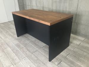 【在庫入替セール品！（本在庫限定価格）】【カフェやバー、リフレッシュスペースにお勧め！オシャレなデザインのカウンターテーブル！】■オカムラ(okamura)製　アルトピアッツァ(Alt Piazza)シリーズ　アイランドカフェカウンターテーブル　W1800×D900×H1000㎜　■ロング幕板付き　■天板：木目ナチュラル/脚・幕板：ブラック【弊社使用欄：A01077904】【HU】