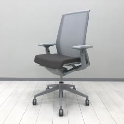【背中のデザインフォルムが美しく、クール！肘付きハイバックチェア！】■ヘイワース (HAWORTH)製　ベリーシリーズ　肘付き　ハイバックチェア　■可動肘　■座面：ブラウン / 背面：グレー　	【弊社使用欄：A01096976】