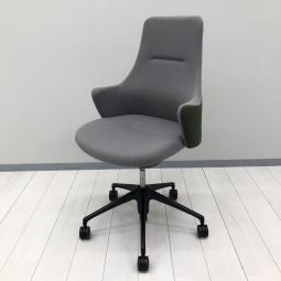 【働きやすく、居心地の良いオフィスへ！カジュアルかつ柔らかなデザインのライブスチェア入荷！】■オカムラ(okamura)製　ライブス(Lives)シリーズ　肘付　ローバック　ミーティングチェア　■背面裏地グリーン　■グレー【オカムラの新シリーズ！】