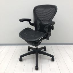 【オフィスチェアの最高峰！通気性や理想的な体重分散を実現したメッシュの張り地！】■ハーマンミラー(HermanMiller)製　アーロン(Aeron)チェア　Bサイズ　肘付　ハイバック　■背・座面メッシュ　■可動肘・ポスチャーフィット付き　■ブラック