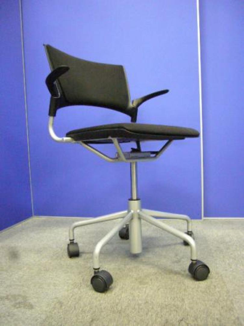 ITOKI製（イトーキ）【 マノス365（肘付き） 】座り心地良好！長時間のミーティングもこれで安心！【会議チェア】
                                    中古
            