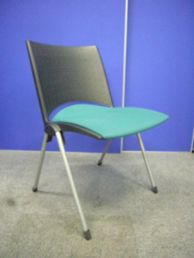 ITOKI（イトーキ）【スタッキングチェア】　グリーン×ブラックのシンプルチェア【会議チェア】
                                    中古
            