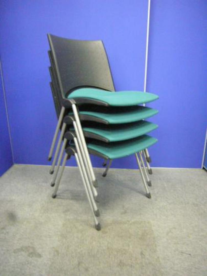 ITOKI製（イトーキ）【スタッキングチェア4脚セット】シンプルデザインのスタッキングチェア4脚セット価格【会議チェア】
                                    中古
            