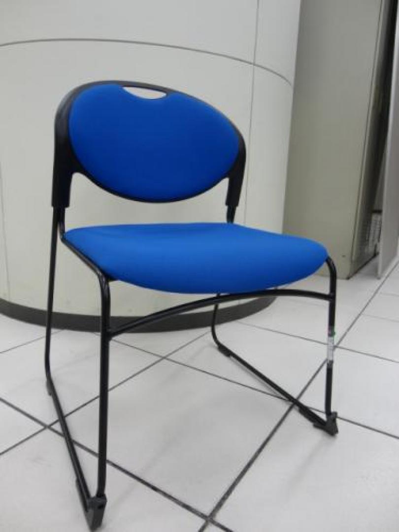 ■イトーキ製　スタッキングチェア　ブルー【会議チェア】
                                    新古品
            