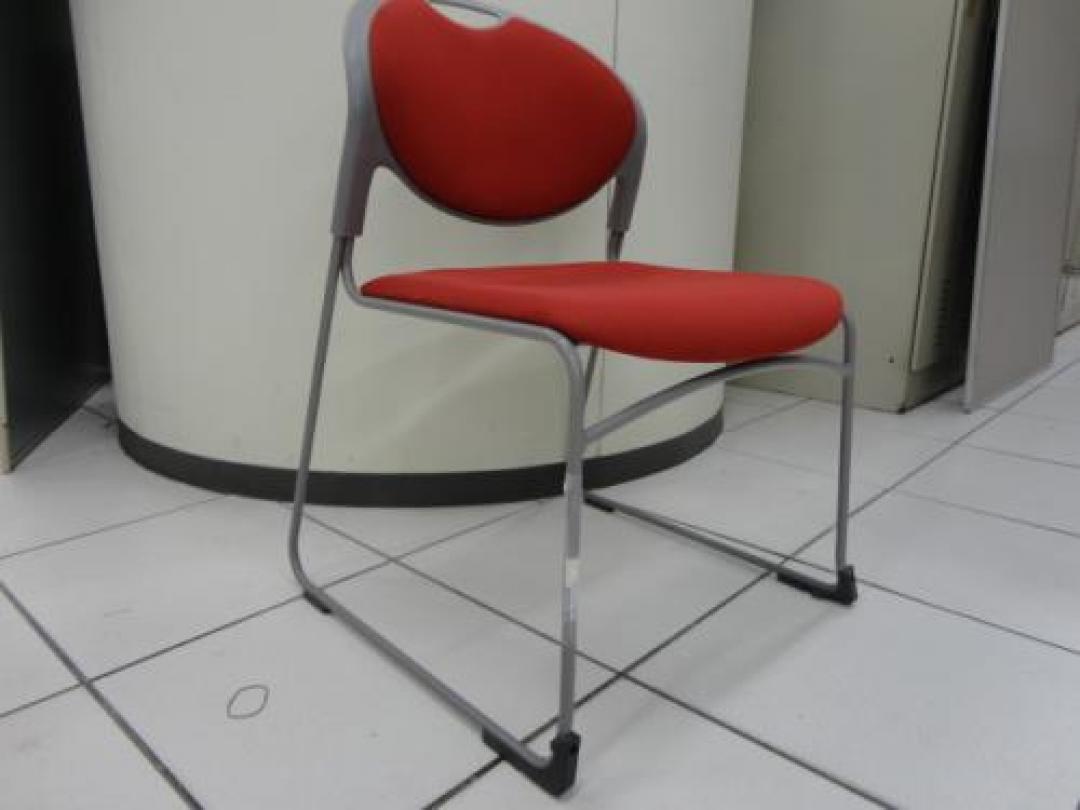 ■イトーキ製　スタッキングチェアレッド【会議チェア】
                                    新古品
            