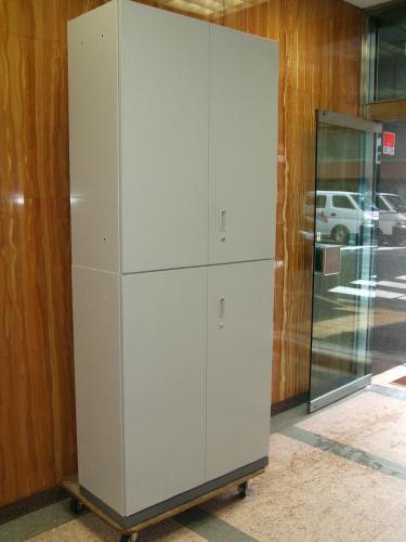 少しスリムな両開き書庫セット　◆状態良好◆◆鍵付き◆
                                    中古
            