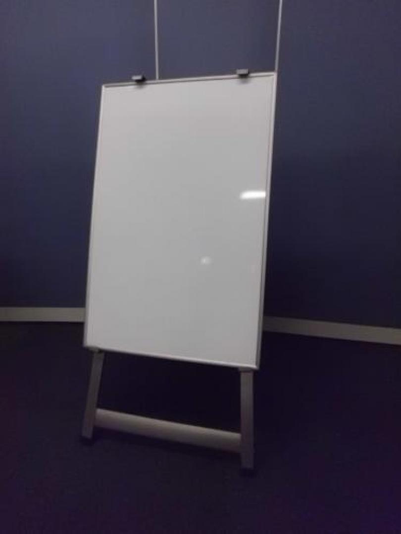【イ・チ・オ・シ】　3脚付ホワイトボード
                                    中古
            