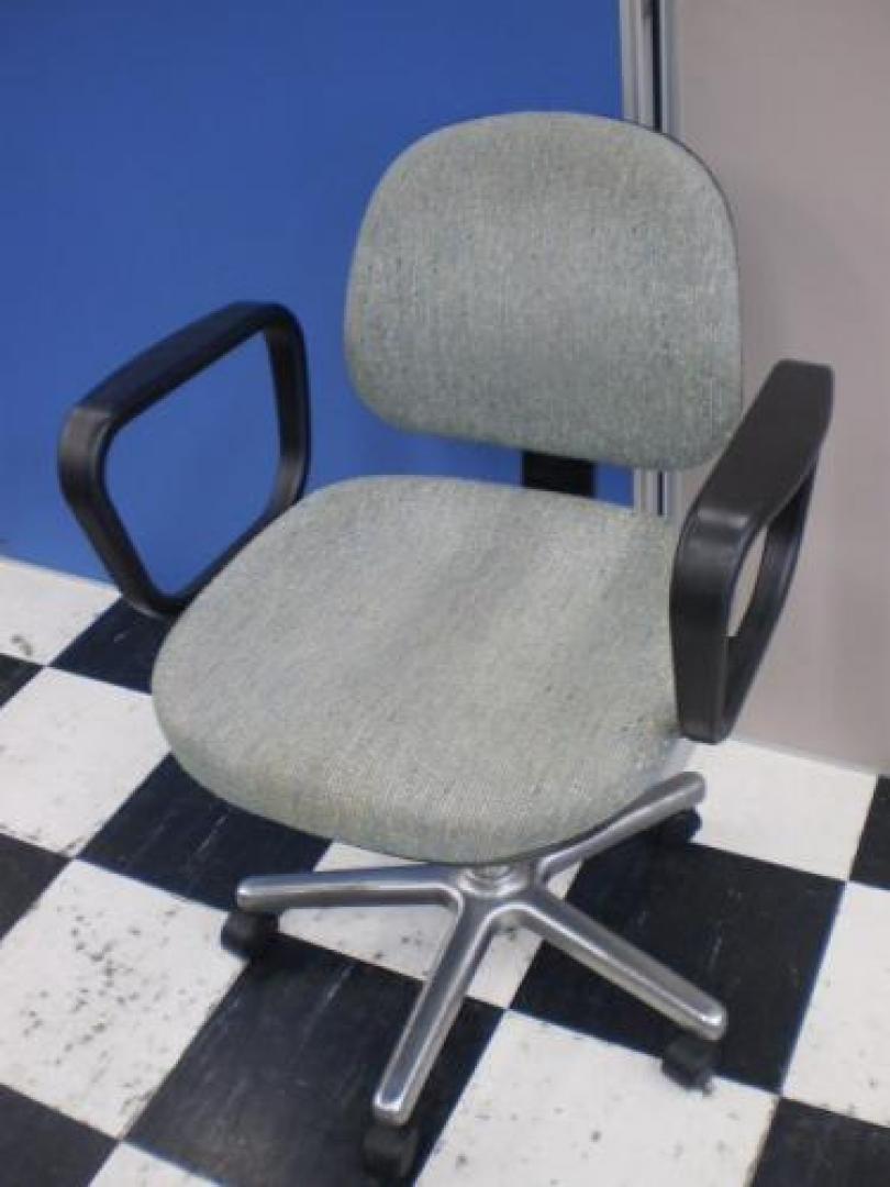 オカムラ製のチェアが1台入荷。お安いチェアをお探しでしたら、こちらのチェアなんていかがでしょう。【OAチェア】
                                    中古
            