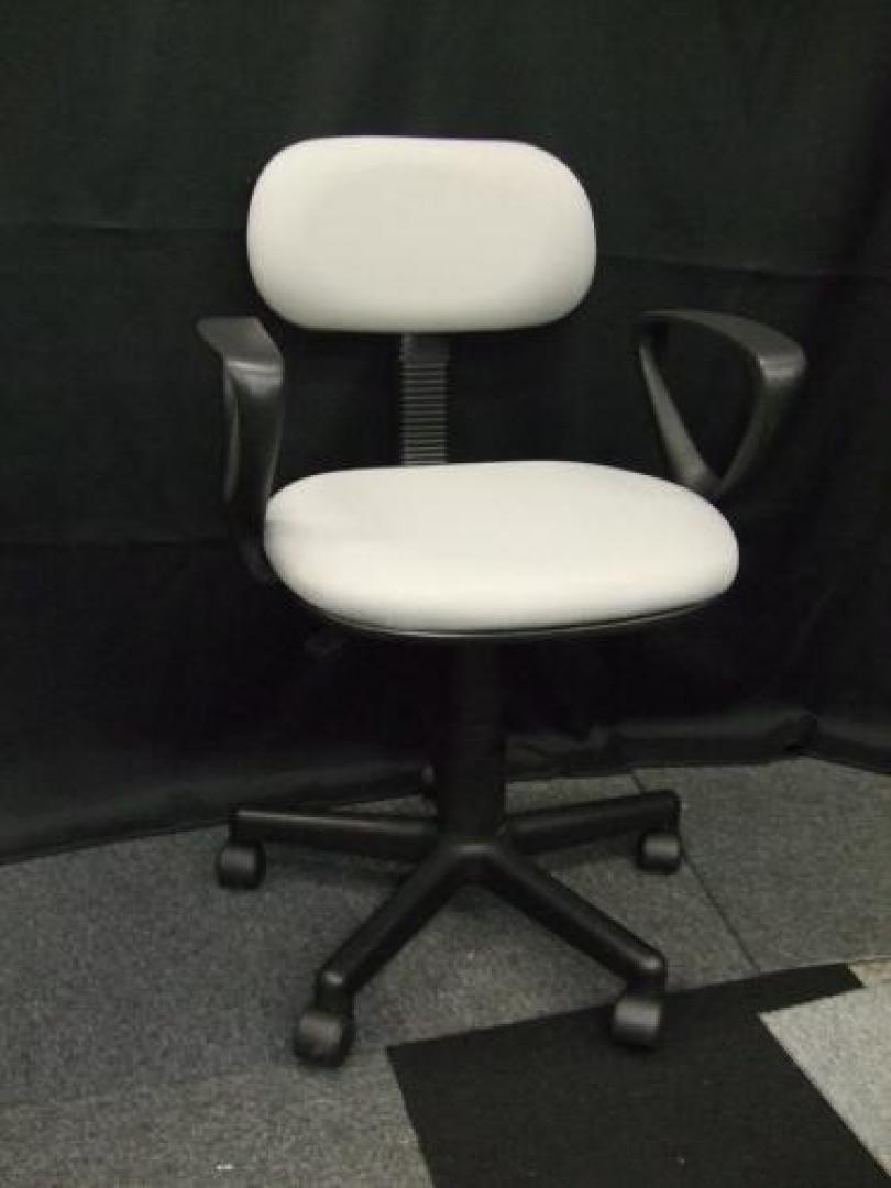 安いけど結構キレイです　肘付きチェア【OAチェア】
                                    中古
            