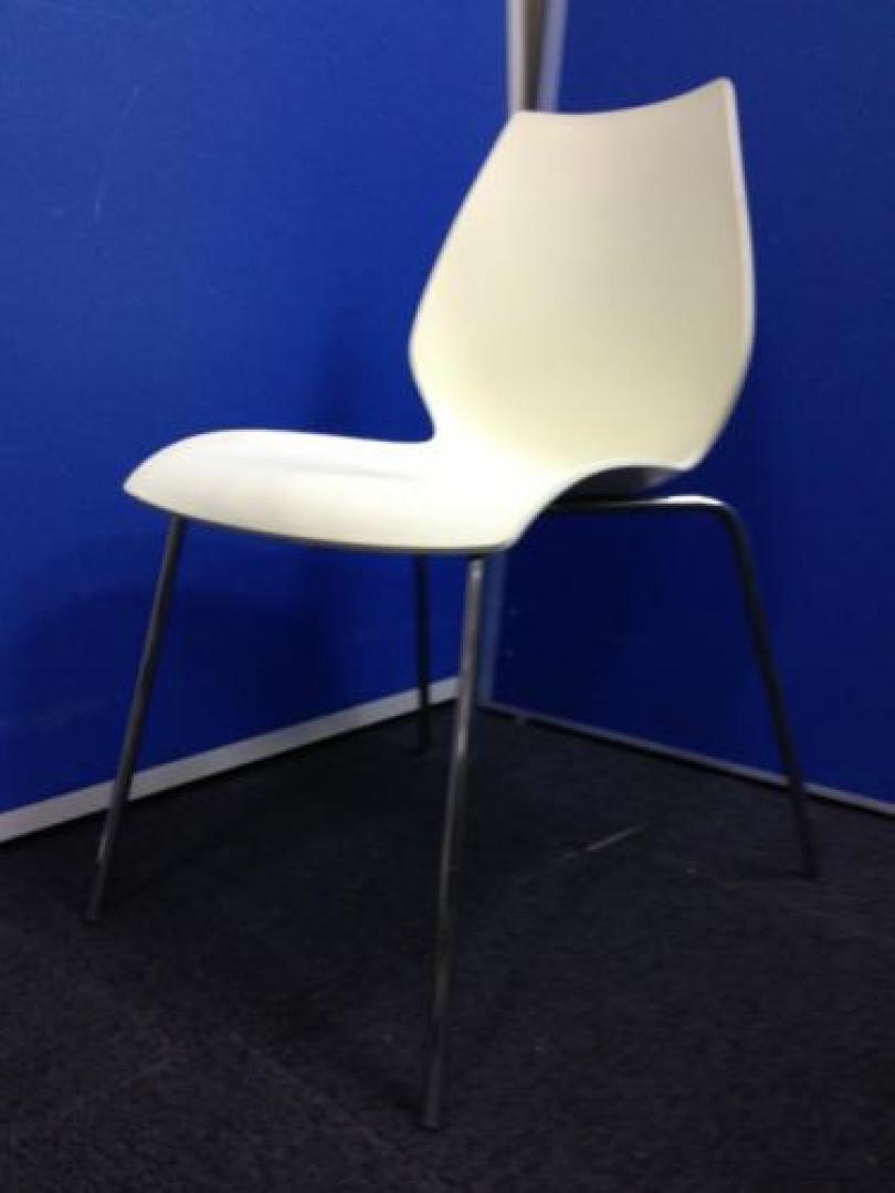 ■Kartell MAUI■カルテルマウイ：マウイチェアはエレガントなライン、機能性をもった画期的なチェアです【会議チェア】
                                    中古
            