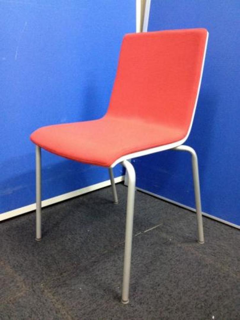 【スタッキングチェア】真紅のスタッキングチェア。積み重ね可能。【会議チェア】
                                    中古
            