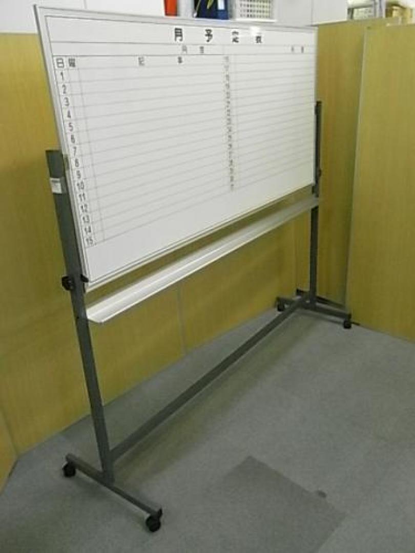 【状態良好！】■会議室にはやっぱり必要！■ホワイトボード　表：無地　裏：行動予定表
                                    中古
            