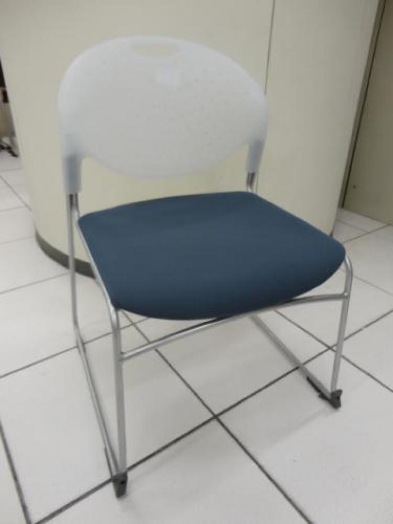 ■イトーキ製　スタッキングチェア【会議チェア】
                                    新古品
            