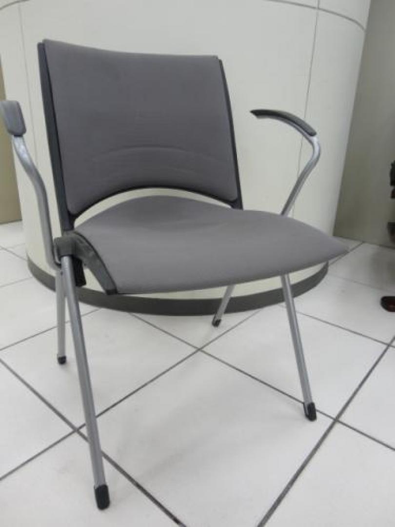 ■イトーキ製　スタッキングチェア　肘付【会議チェア】
                                    新品
            