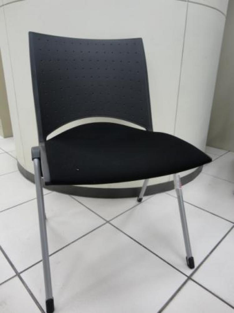 ■イトーキ製　スタッキングチェア【会議チェア】
                                    新古品
            