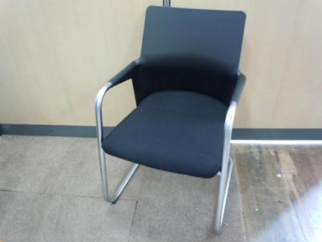 【安心の国内メーカー製】【２脚限りのため格安価格】　コクヨ　■　アガタチェア　■　肘付【会議チェア】
                                    中古
            