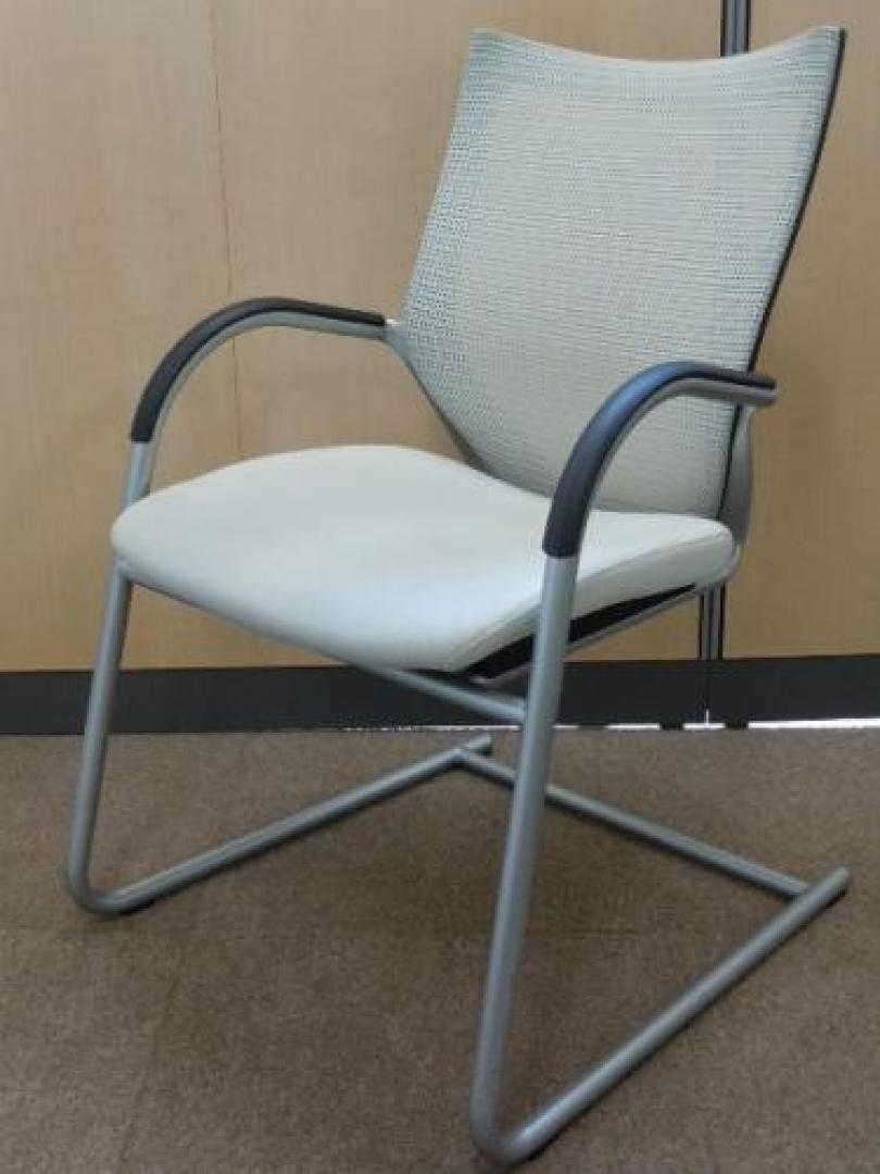 大人気のエルゴノミクスチェア　オカムラ製　Baron　バロンゲストチェア入荷いたしました　型番：ＣＰ72ＣＲ-ＦＥＦ3　シルバー仕様　ホワイト色　【会議チェア】
                                    中古
            