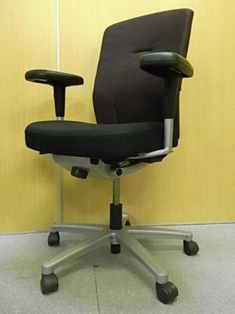【シックな色使いが特徴です】■内田洋行　■NEX　Chair　ネクスチェア【OAチェア】
                                    中古
            