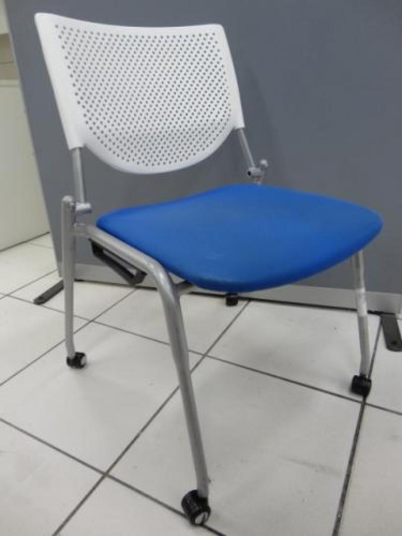 ■オカムラ製　スタッキングチェア６脚セット　8199ＺＺ　【セット商品】【会議チェア】
                                    中古
            