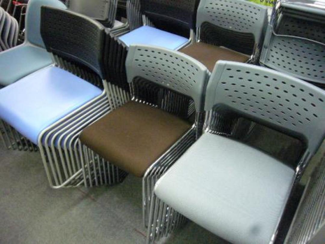 スタックチェア　　色合い混在で100脚入荷！！　　詳細はＣｏｍｉｎｇＳｏｏｎ・・　お問い合わせは錦糸町店→03-5836-3290【会議チェア】
                                    中古
            