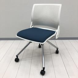 【定価約5万円】【重ねてコンパクトに収納できる！通気性が高く、適度なしなりで快適な座り心地！！】■オカムラ(okamura)製　クリール(COURIR)チェア　肘無し　ネスティングチェア　ミーティングチェア　■背面樹脂メッシュ：ホワイト　■キャスター付き　■ブルー