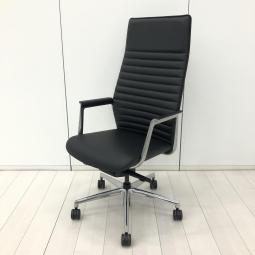 【洗練されたデザインが特徴のハイクラスチェア！】■オカムラ（okamura）製　フィルメ（FIRME）シリーズ　肘付ハイバックチェア　高級エグゼクティブチェア　スリムタイプ　■座面・背面：革　■ブラック