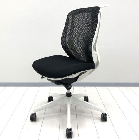 【いま人気のワーキングチェア！新感覚のオフィスシーティング！】■オカムラ　シルフィーチェア　ブラック　ホワイトボディ　ハンガー付　■背もたれのカーブを2段階調整できる！三次元曲面で快適フィット！
