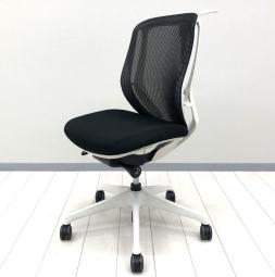 【いま人気のワーキングチェア！新感覚のオフィスシーティング！】■オカムラ　シルフィーチェア　ブラック　ホワイトボディ　ハンガー付　■背もたれのカーブを2段階調整できる！三次元曲面で快適フィット！