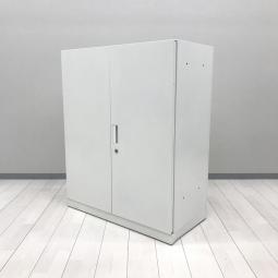 【書類の収納スペースを増やしたい方に！収納力抜群な観音開きタイプのキャビネット】■コクヨ（KOKUYO）製　インベントシリーズ　両開き書庫　ローキャビネット　W900×D450×H1110　■シリンダー錠　■ホワイト　【弊社使用欄：A01096863】