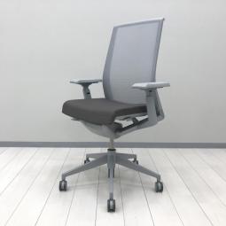 【背中のデザインフォルムが美しく、クール！肘付きハイバックチェア！】■ヘイワース (HAWORTH)製　ベリーシリーズ　肘付　ハイバックチェア　■可動肘　■座面：ブラウン / 背面：グレー 【弊社使用欄：A01096976】