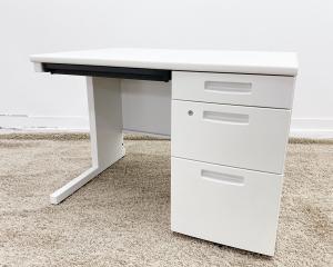 【関西倉庫在庫商品】潔感のあるホワイトカラーの片袖机が入荷！レイアウトにお困りの方にもおすすめサイズ【中古家具】【大阪】【安い】※倉庫在庫商品のため、店舗に在庫はございません！！！
