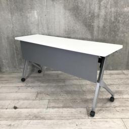 【関西倉庫在庫商品】【天板跳ね上げ式でコンパクトに収納！キャスター付きで移動も楽々！】■オカムラ(okamura)製　フラプター(FLAPTOR)シリーズ　 サイドスタックテーブル　会議用テーブル　■W1500×D450㎜　■幕板・キャスター付　■ホワイト　【中古家具】【大阪】