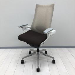 【2022年製】【座る姿勢や身体の動きにフレキシブルに対応！　立体型可動アームが特徴のハイクラスチェア！】■イトーキ(ITOKI)製　アクト(Act)チェア　肘付　ハイバック　背面メッシュ　■可動肘・ランバーサポート付き　■チョコレートブラウン×ホワイトシェル 【弊社使用欄：A01098473】