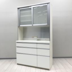 【人気国産メーカー「パモウナ」製！機能性と収納力を兼ね備えた一台】■パモウナ（Pamouna）製　食器棚　キッチンキャビネット　■上段：引き戸　下段：３段引出し収納　■ホワイト