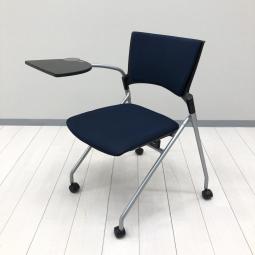 【ソフトベンディングシェルが背を優しく受け止める！メモ台付きでミーティングやセミナーを快適に】■イトーキ(ITOKI)製　マノス(MANOSS)チェア　肘無し　スタッキングチェア　ミーティングチェア　■テーブル付き　■背パッド付き　■キャスター脚　■ネイビーブルー×ブラックシェル　【弊社使用欄：A01094380】