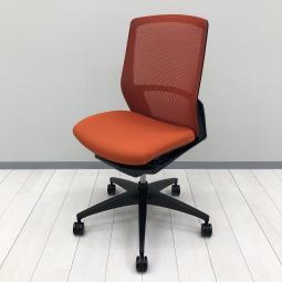 【現行モデル！】デザインと機能性を追求したオカムラの技術の結晶！自然な姿勢で作業・リラックス可能！男性にも女性にもおすすめの逸品！
■オカムラ/フィノラチェア（Finora）/オレンジレッド　■背メッシュ・座面クッション