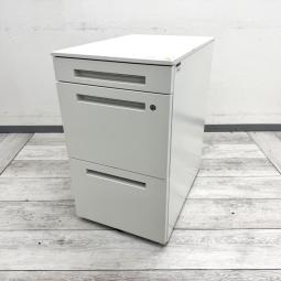 【デスク周りの収納をすっきり！使いやすい定番3段ワゴン！】
■イトーキ（ITOKI）製　CZR　3段ワゴン　フリアド用ワゴン　H680㎜　シリンダー錠　ホワイト
■書類や文房具、オフィス用品をまとめて収納でき、デスク下やデスクサイドの収納力アップにおすすめ！
■清潔感のあるホワイトカラーで様々なデスクに合わせやすい定番タイプ。デスクワゴン・インサイドワゴン・サイドワゴン・脇机・袖机をお探しの方にもおすすめです！【ITOKI CZR】
#岐阜 #愛知 #三重 #静岡 #福井 #石川 #富山 #滋賀