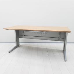【在庫入替セール品！（本在庫限定価格）】【ゆとりのあるワークスペースで作業効率アップ！大きなサイズでマネージャー用デスクとしてもオススメ！】■オカムラ（okamura）製　プロユニット（Pro Unit）シリーズ　平デスク　W1600×D700×H720mm　■幕板付き　　■天板：木目 / パネル脚：ホワイト　【弊社使用欄：A01081966】【HU】
