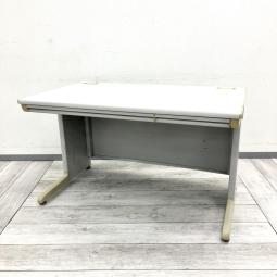 【在庫入替セール】【使いやすさを追求したスタンダードデザイン！】
■オカムラ製　SDシリーズ　平デスク　W1200×D700×H700mm　グレー　※日焼けあり・配線カバーなし
■執務室や事務所におすすめ！
■シンプルで使いやすい定番モデル！【okamura SD】