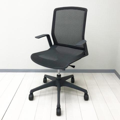 【究極の軽さ！シンプルな機構と優れたデザインの軽快なオフィスチェア！】■オカムラ(okamura)製　シナーラ(CYNARA)チェア　 肘付き　ローバックチェア　■背・座面メッシュ　■デザインアーム付き　■ダークグレー/620754 オフィスバスターズ　水戸サテライト　大子町　北茨城市　高萩市　日立市　常陸太田市　常陸大宮市　那珂市　東海村　ひたちなか市　城里町 水戸市　笠間市　茨城町　大洗町　小美玉市