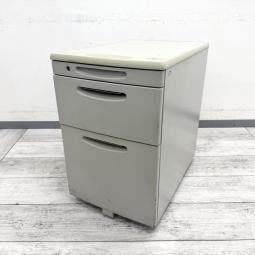 【デスク周りをすっきり整理！使いやすい定番3段ワゴン！】
■オカムラ製　SDシリーズ　3段ワゴン　W390×D570×H600mm　ライトグレー
■書類・ファイル・文房具などをまとめて収納でき、デスク下やデスクサイドの収納力アップにおすすめ！
■落ち着いたライトグレーで様々なオフィスデスクに合わせやすい定番タイプ。デスクワゴン・インサイドワゴン・サイドワゴン・脇机・袖机をお探しの方にもおすすめです！【okamura SD】
#岐阜 #愛知 #三重 #静岡 #福井 #石川 #富山 #滋賀