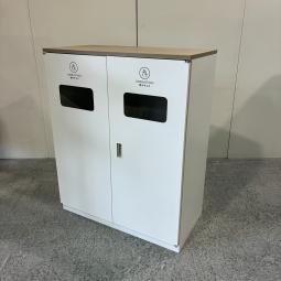 【あると便利な逸品！】【リフレッシュスペースに設置もオススメ！】【注！：ゴミ箱は別売りになります！！！】■イトーキ（ITOKI）製　シンラインシリーズ　両開きリサイクルユニット（分別ダストボックス）　■ペール×2付　■ホワイト　■天板/ベース付き【ぱっと見ではゴミ箱には見えないデザイン！】