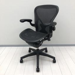 【オフィスチェアの最高峰！通気性や理想的な体重分散を実現したメッシュの張り地！】■ハーマンミラー(HermanMiller)製　アーロン(Aeron)チェア　Bサイズ　肘付　ハイバック　■背・座面メッシュ　■可動肘・ポスチャーフィット付き　■ブラック