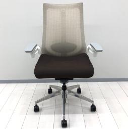 【立体型可動アームが特徴のハイクラスチェア！】■イトーキ製　アクトチェア　可動肘・ランバーサポート付　■チョコレートブラウン×ホワイトシェル　■座る姿勢や身体の動きにフレキシブルに対応！【ITOKI　Act】【ABW】★