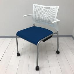 【オシャレなカラーとシンプルなデザイン！重ねて収納可能なチェア！】■オカムラ（okamura）製　レーテシリーズ　スタッキング・ミーティングチェア　■キャスター付き　■肘付き（固定肘）■ブルー×ホワイト